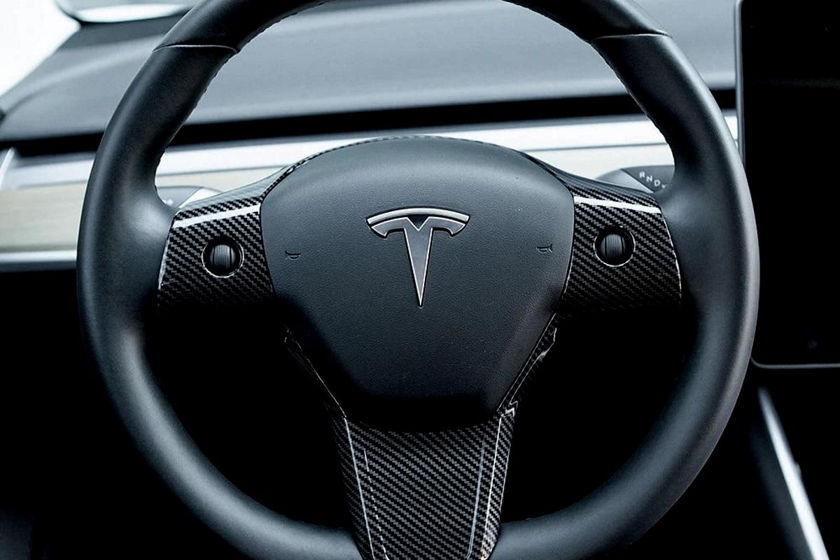 How to turn the heated steering wheel on in Tesla Model Y